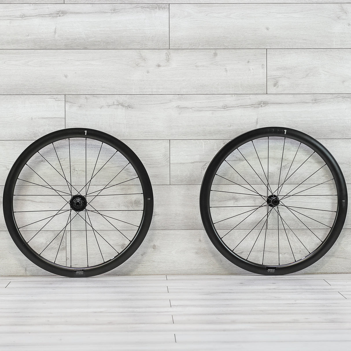 Giant SLR 1 42 Carbon Road Disc Wheelset - 700c, Tubeless, Center Lock, XDR 11/12-Speed