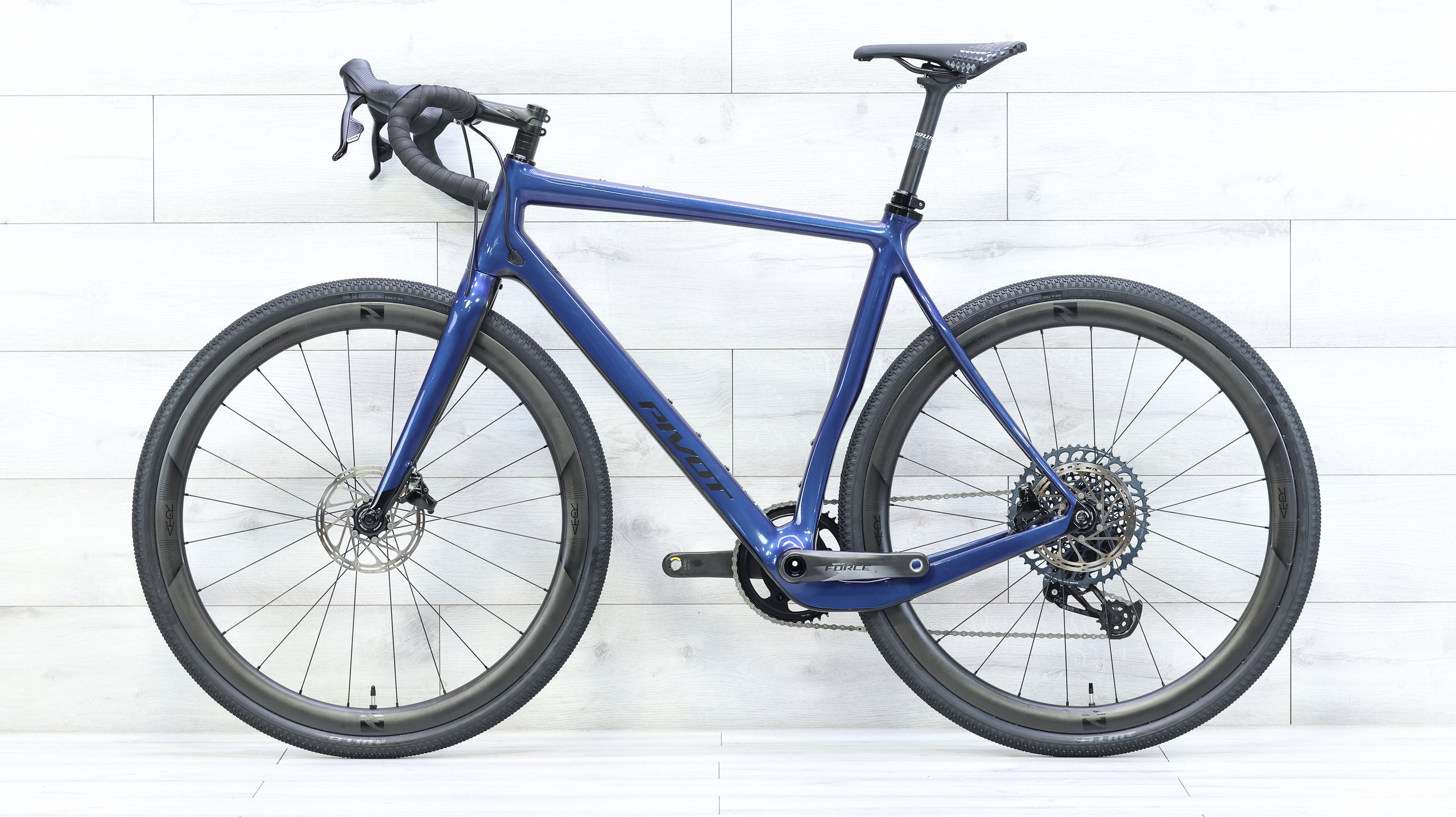 veto gravel bike Pivot Vault Team Force X01 AXS Gravel Bike
