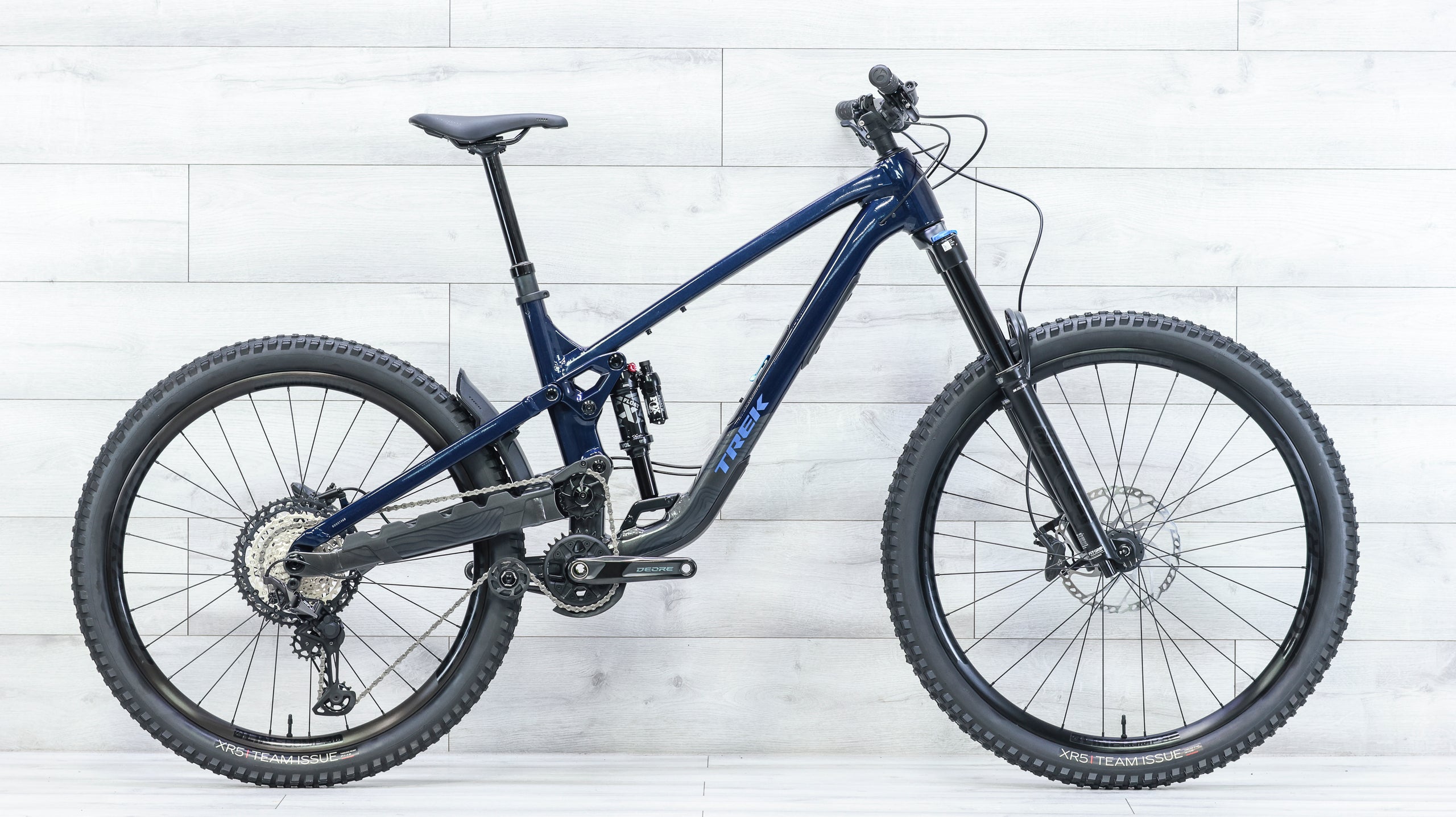 Trek Slash 8 Gen 6 Mountain Bike Trek Slash 8 Gen 6 Mountain Bike