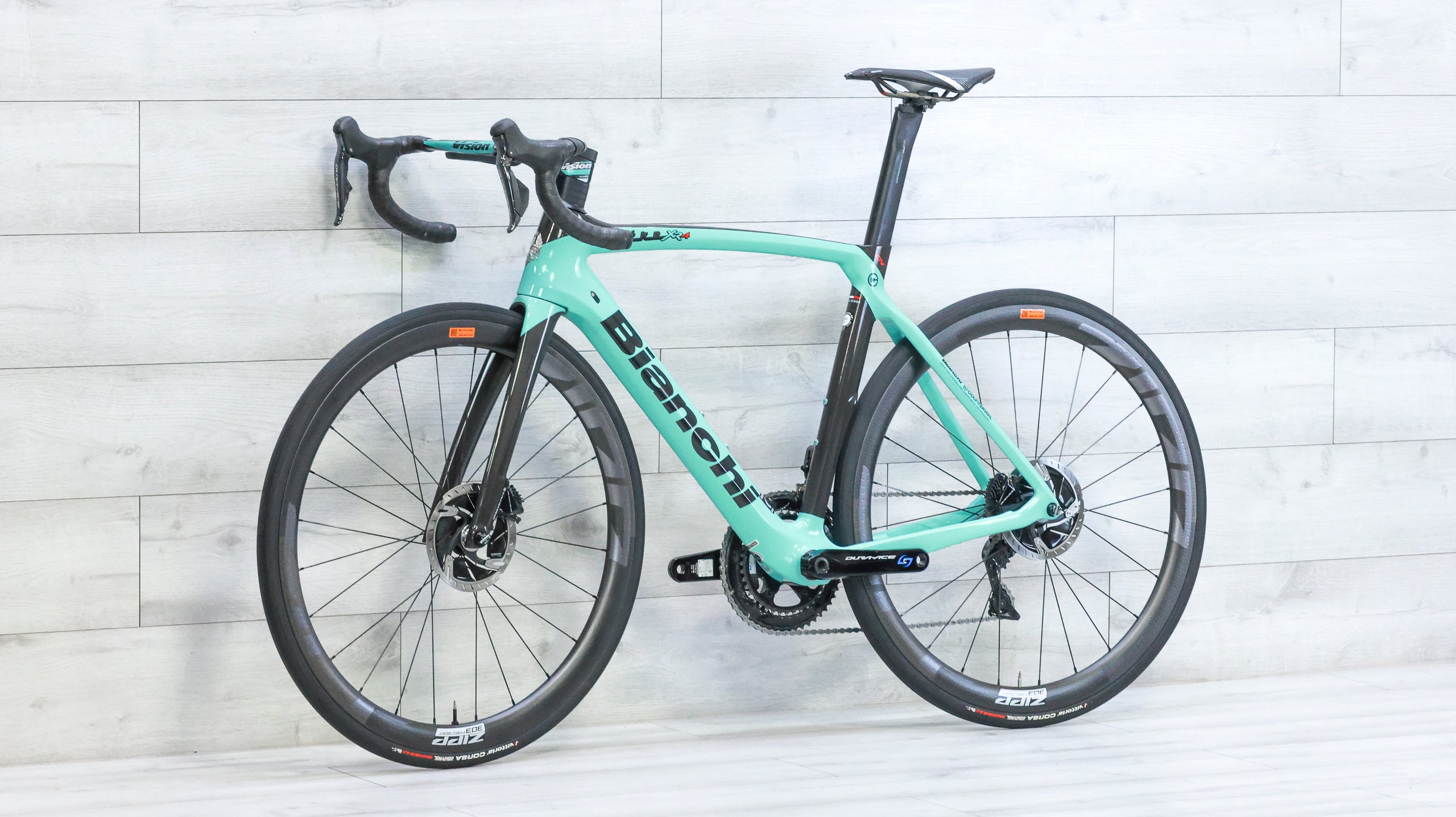 bianchi 5714 road bike Bianchi Oltre XR4 Disc Oltre Zero is designed for expert riders with the need for speed and the simplicity of the open road. 57/56cm Celeste green Bianchi Road