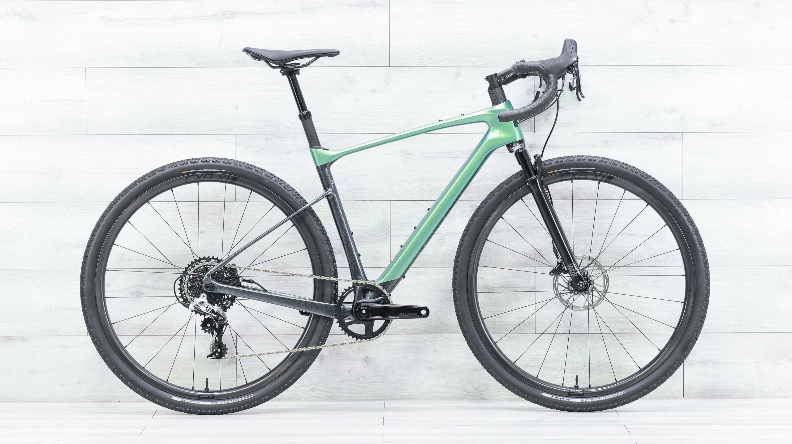 gravel bikes front suspension Giant Revolt X Advanced Pro 2 Gravel Bike