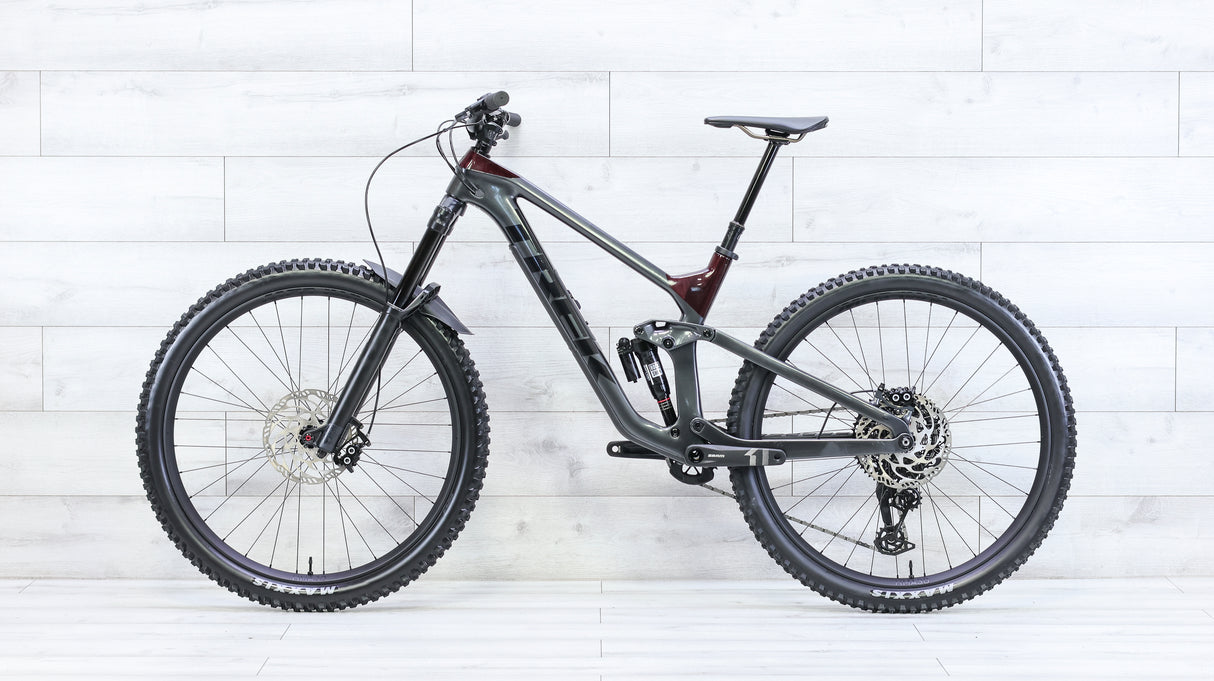Trek Slash 9.8 Mountain Bike - 2021, Med/Large