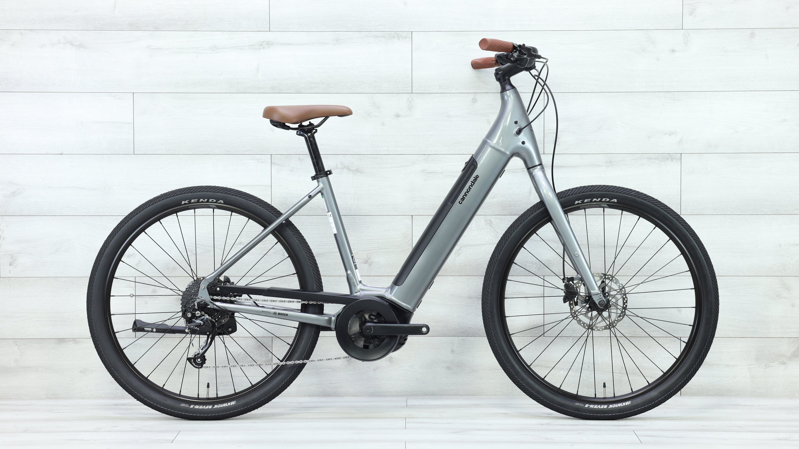 Cannondale Adventure Neo 4 Commuter E-Bike Cannondale Adventure Neo 4 Commuter E-Bike